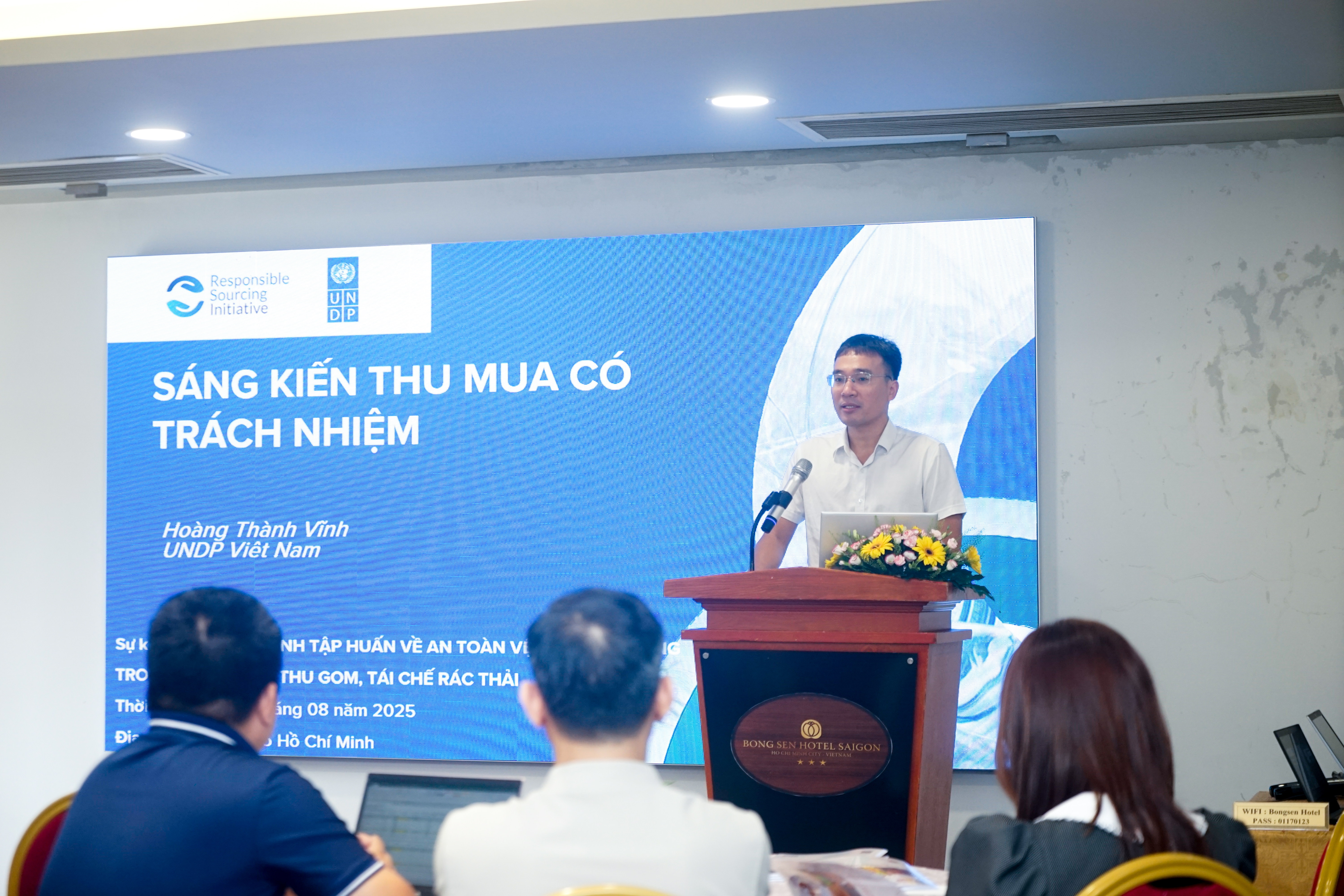 Ông Hoàng Thành Vĩnh, đại diện UNDP Việt Nam, chia sẻ về sáng kiến thu mua có trách nhiệm trong chuỗi giá trị tái c