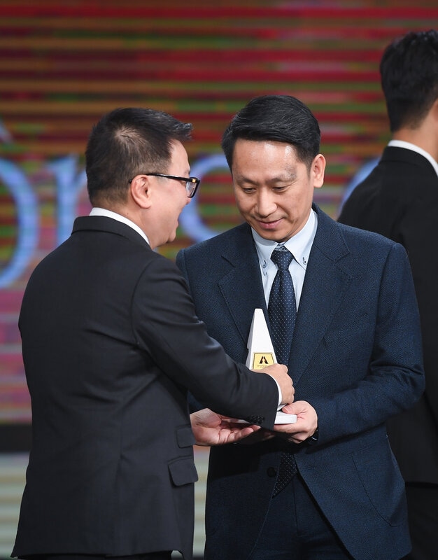 Ông Lê Quốc Minh trao giải thưởng năm cho đại diện Nestlé Việt Nam