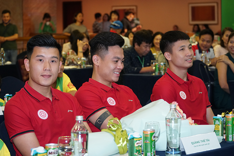 Các cầu thủ Đội tuyển Quốc gia tham dự họp báo sáng 17.05 tại Hà Nội