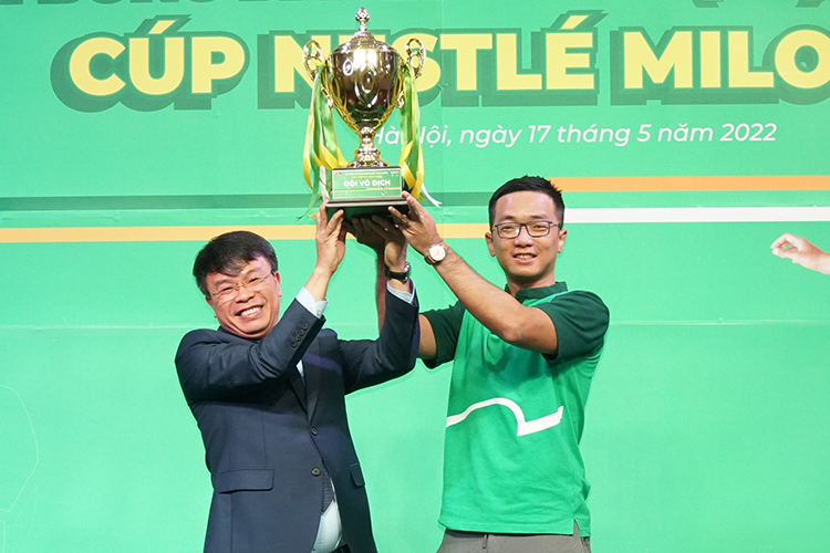 Đại diện nhãn hàng Nestlé MILO, ông Vũ Nam Hà trao gửi chiếc cúp mùa giải 2022 cho Trưởng Ban tổ chức Giải