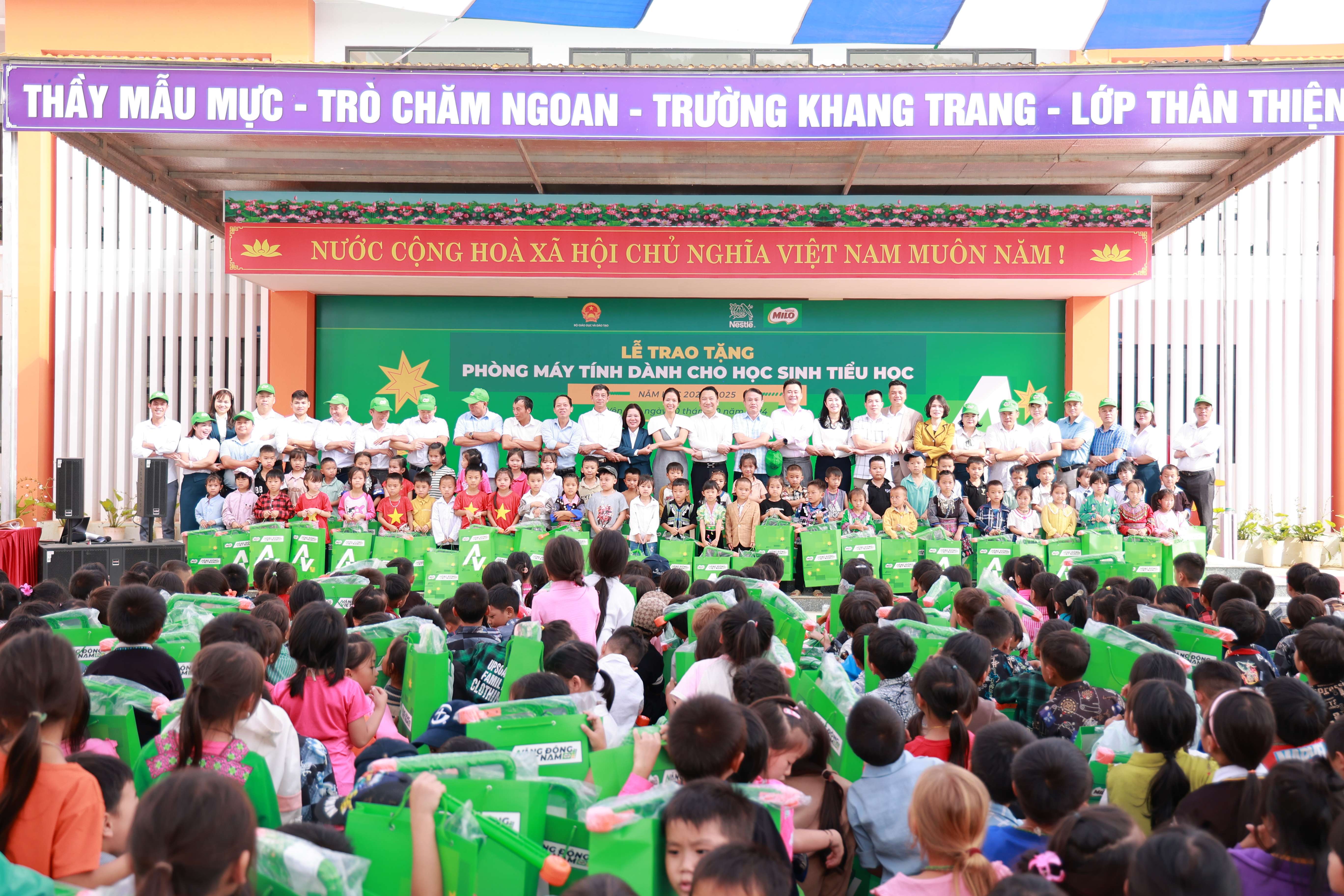 Đại diện Bộ GDDT, Sở GDDT tỉnh Yên Bái, Nestlé Việt Nam cùng các em học sinh và giáo viên