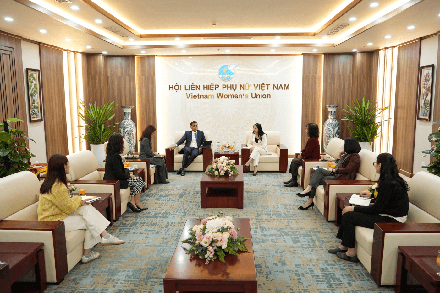 Buổi làm việc giữa các cán bộ
