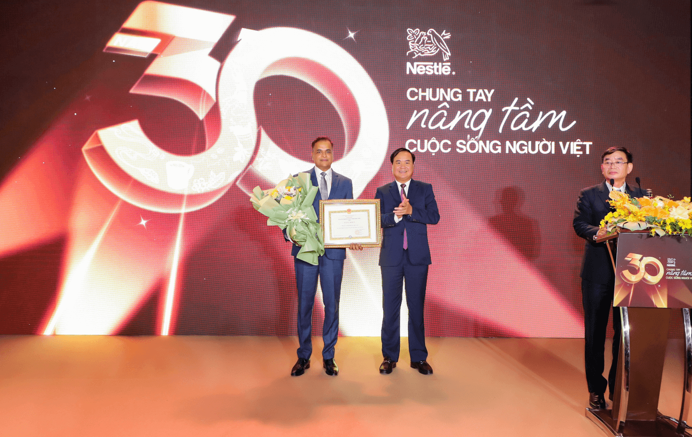 Trao tặng bằng khen cho Nestlé Việt Nam