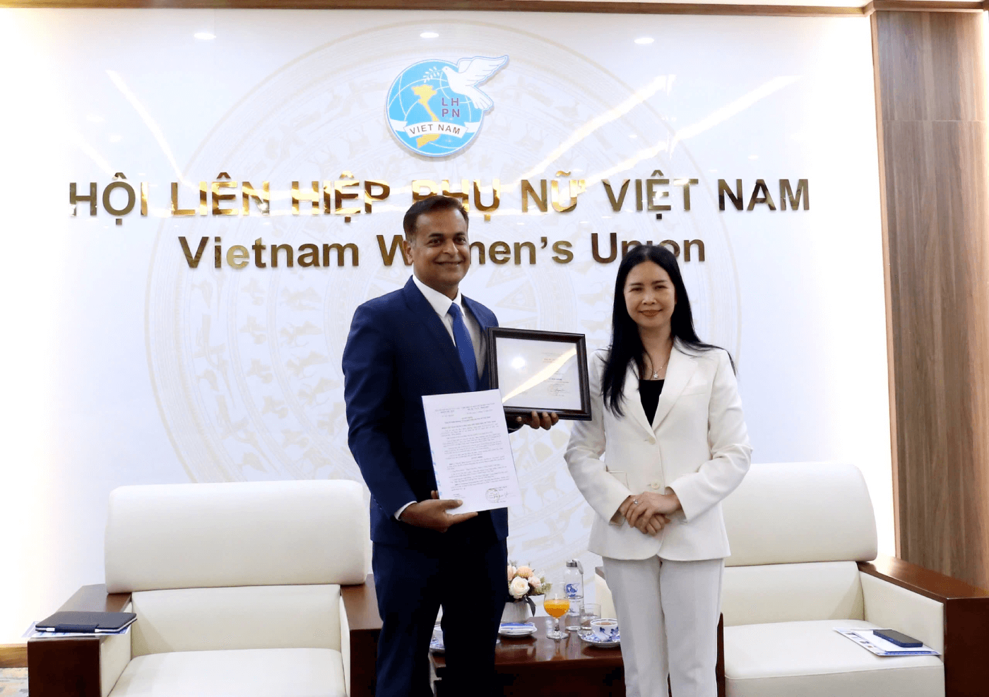 Trao kỉ niệm chương