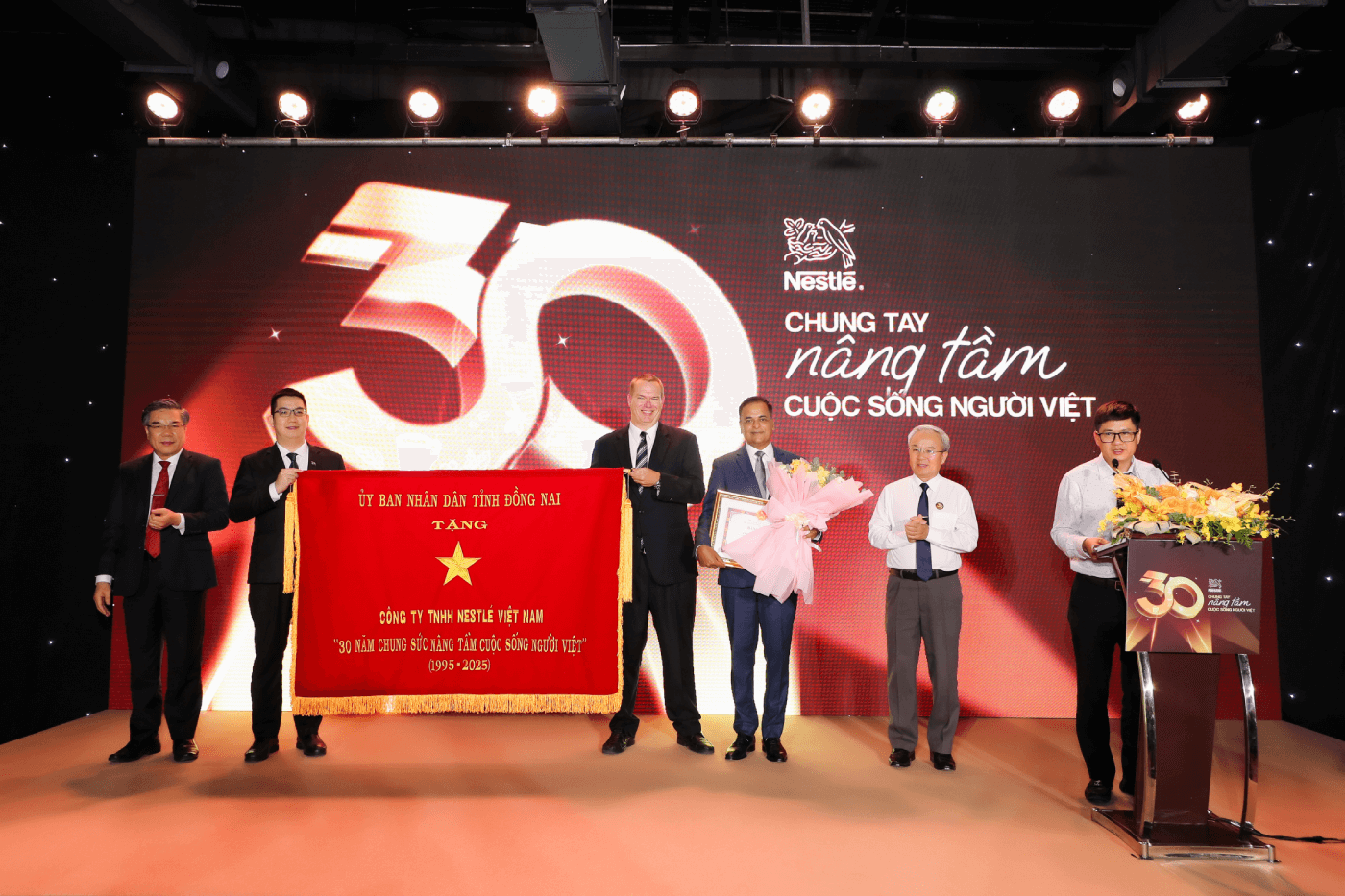 Trao tặng bức trướng cho Nestlé Việt Nam