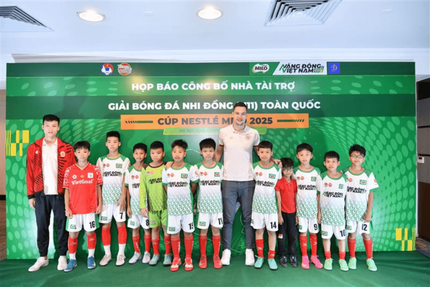 Tuyển thủ quốc gia cùng đội bóng nhi đồng