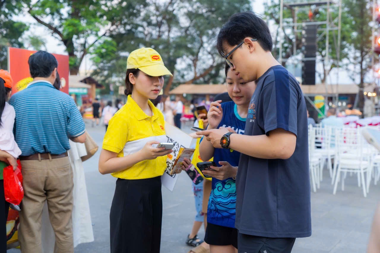 Hướng dẫn khách tham quan về bản đồ ẩm thực