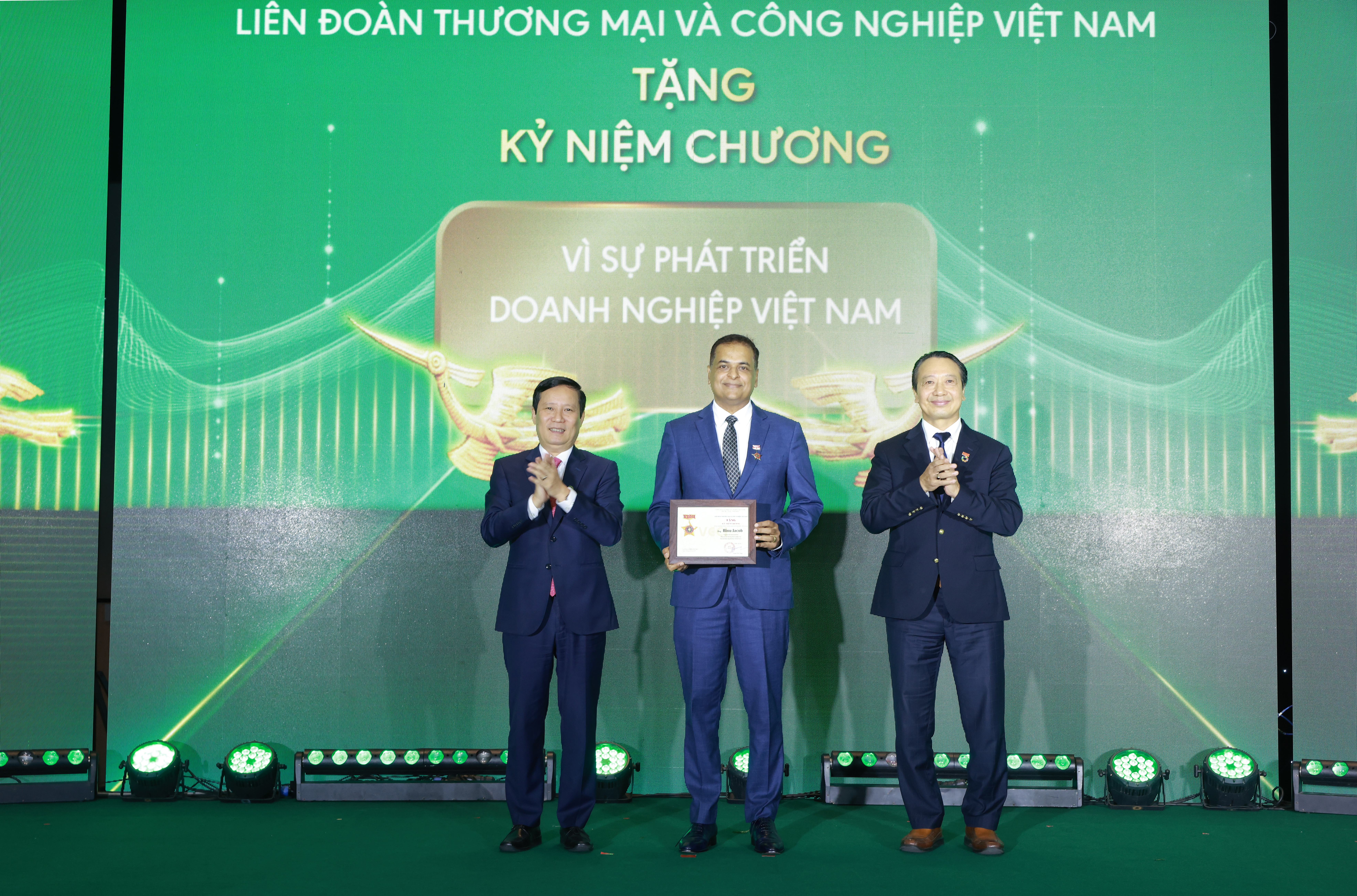 Ông Binu Jacob, Tổng Giám đốc Nestlé Việt Nam, Đồng Chủ tịch VBCSD, được VCCI trao kỷ niệm chương ghi nhận đóng góp tích cực