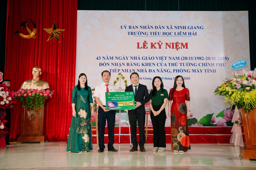 Lễ trao tặng phòng máy tính tại điểm trường tiểu học Liêm Hải, Ninh Bình