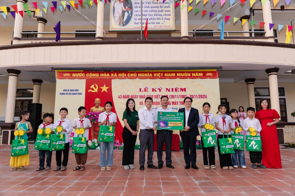Lễ trao tặng phòng máy tính tại điểm trường tiểu học Quang Thành, Nghệ An