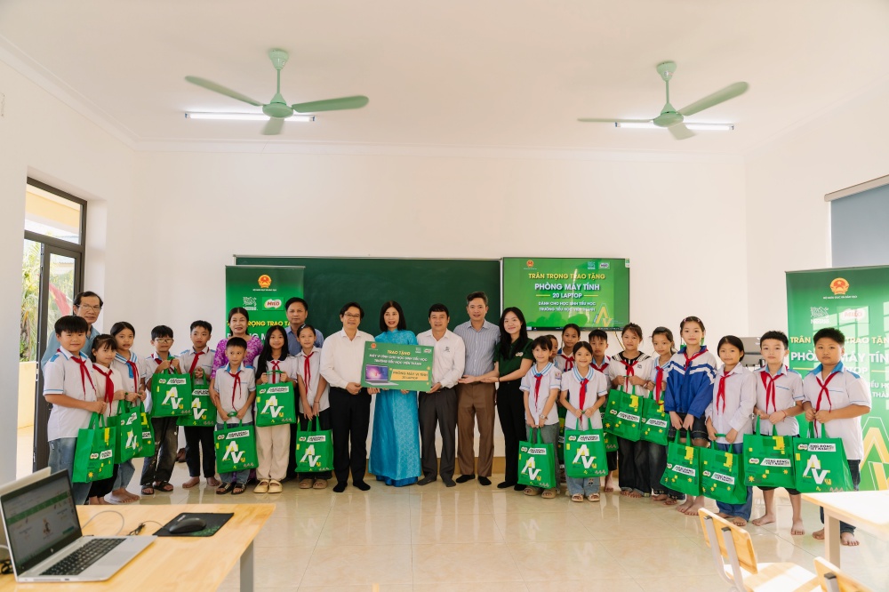 Lễ trao tặng phòng máy tính tại điểm trường tiểu học Viên Thành, Nghệ An