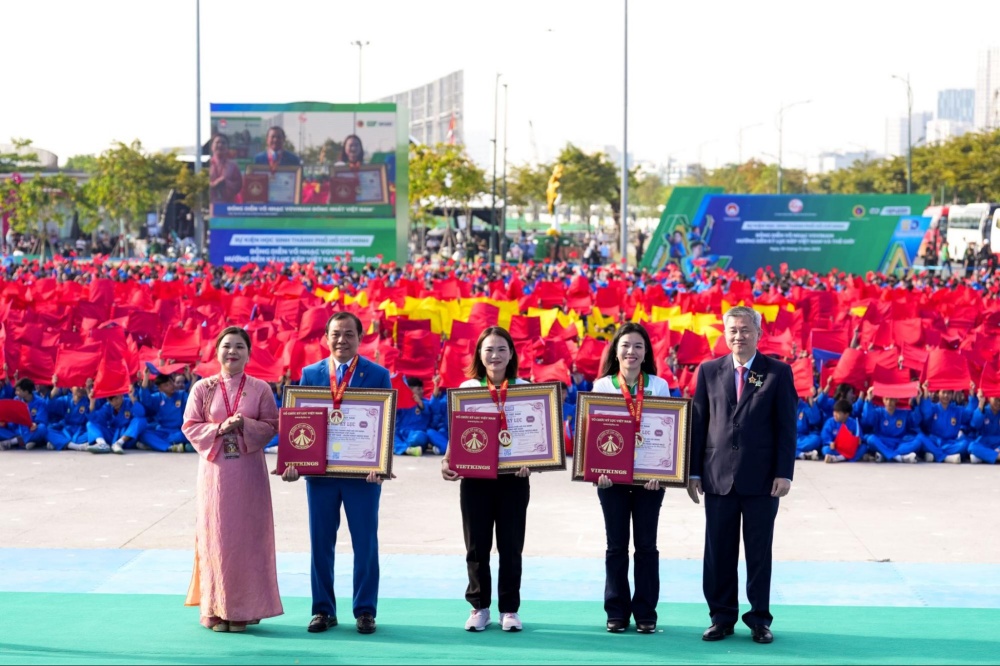 UBND TP.HCM trao tặng hoa và kỷ niệm chương (2)