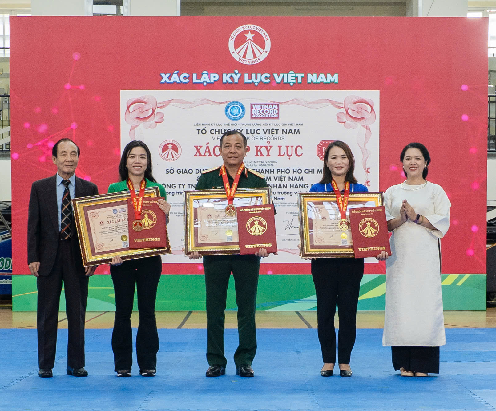 Đại diện đơn vị tổ chức, công bố và xác lập kỷ lục Việt Nam - Vietkings trao bằng chứng nhận đến các đơn vị đồng sở hữu Kỷ lụ