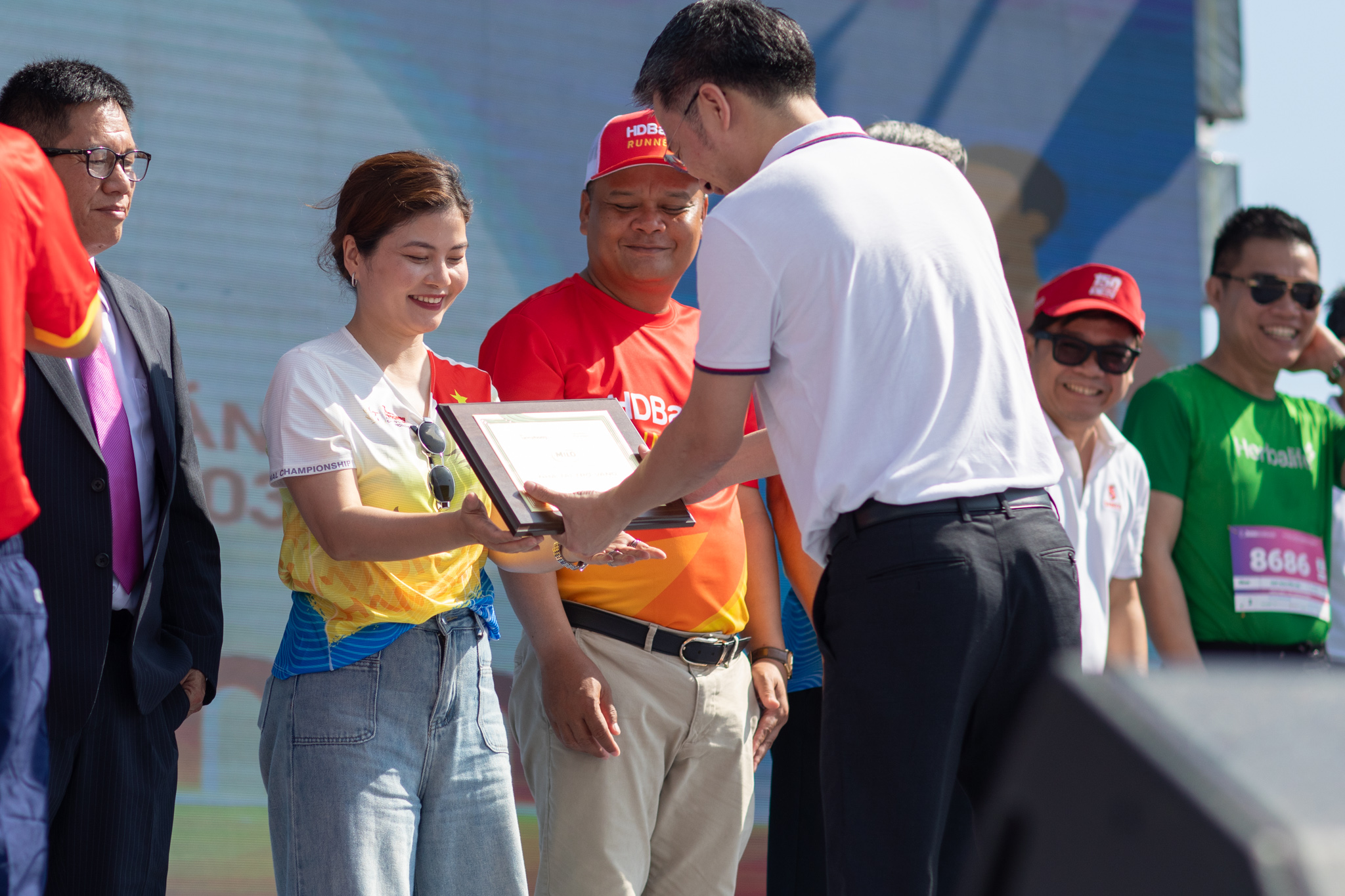 Đại diện Nestlé MILO lên sân khấu nhận kỷ niệm chương cho hành trình  đồng hành cùng Tiền Phong Marathon trong 11 năm liền