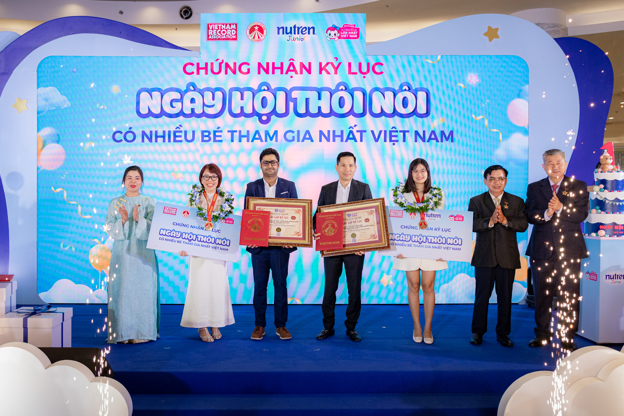 Tổ chức Kỷ lục Việt Nam (VietKings) đã trao chứng nhận xác lập Ngày hội thôi nôi có số lượng trẻ tham dự lớn nhất tại Việt Na