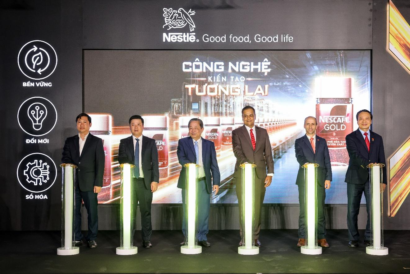 Dây chuyền đóng gói cà phê hòa tan trong hũ thủy tinh tại Nhà máy Nestlé Trị An, Đồng Nai.