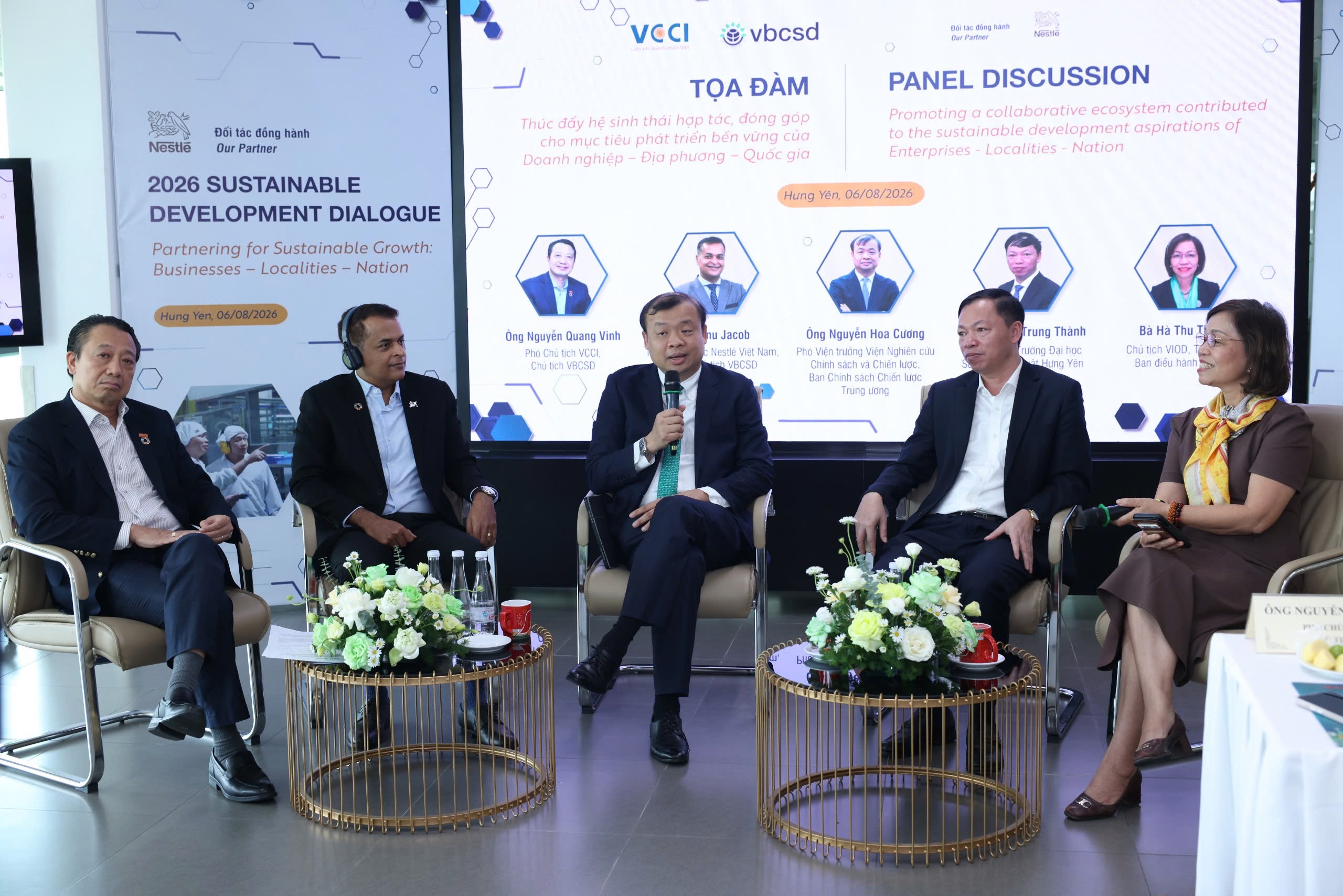 Các đại biểu chia sẻ tại phiên tọa đàm "Thúc đẩy hệ sinh thái hợp tác, đóng góp cho mục tiêu phát triển bền vững của doanh ng