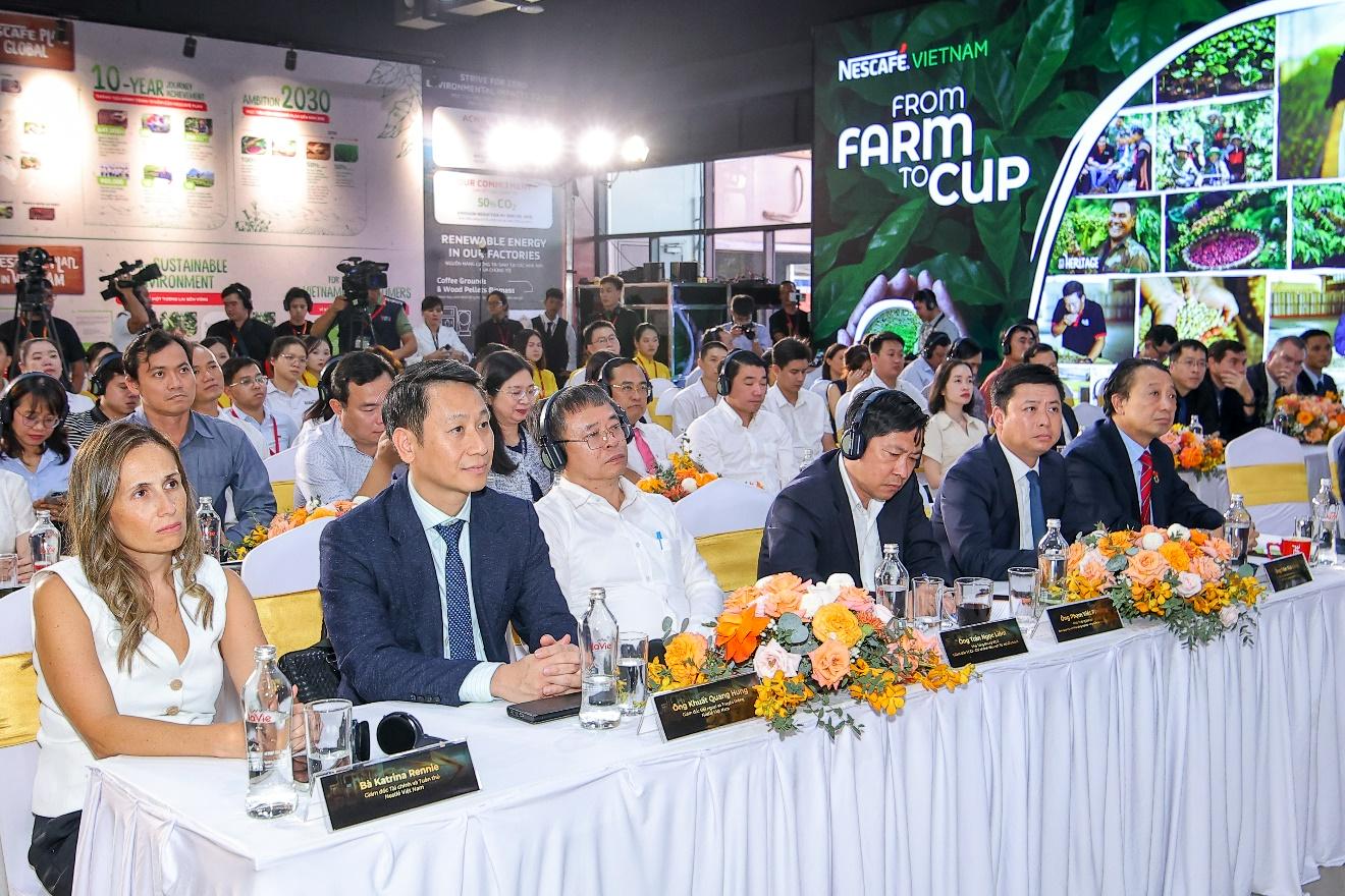 Dàn đại biểu tham dự buổi lễ công bố chính thức vận hành dây chuyền Jar Line