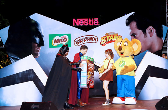 2ngũ cốc ăn sáng Nestlé phiên bản Batman và Superman