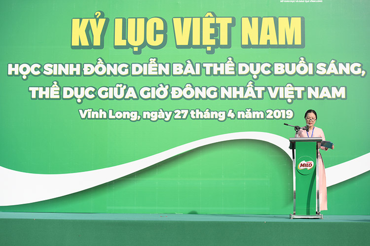 2Màn thể dục đồng diễn của học sinh Vĩnh Long đạt kỉ lục Guinness VN