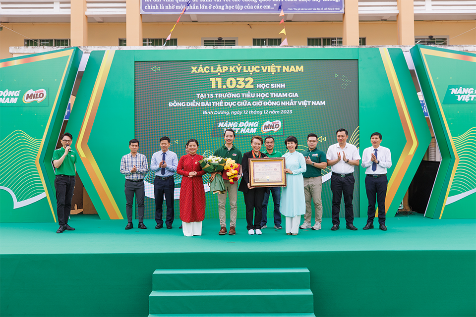 Đại diện Tổ chức Kỷ lục Việt Nam xác nhận kỷ lục kép của 11.032 em học sinh