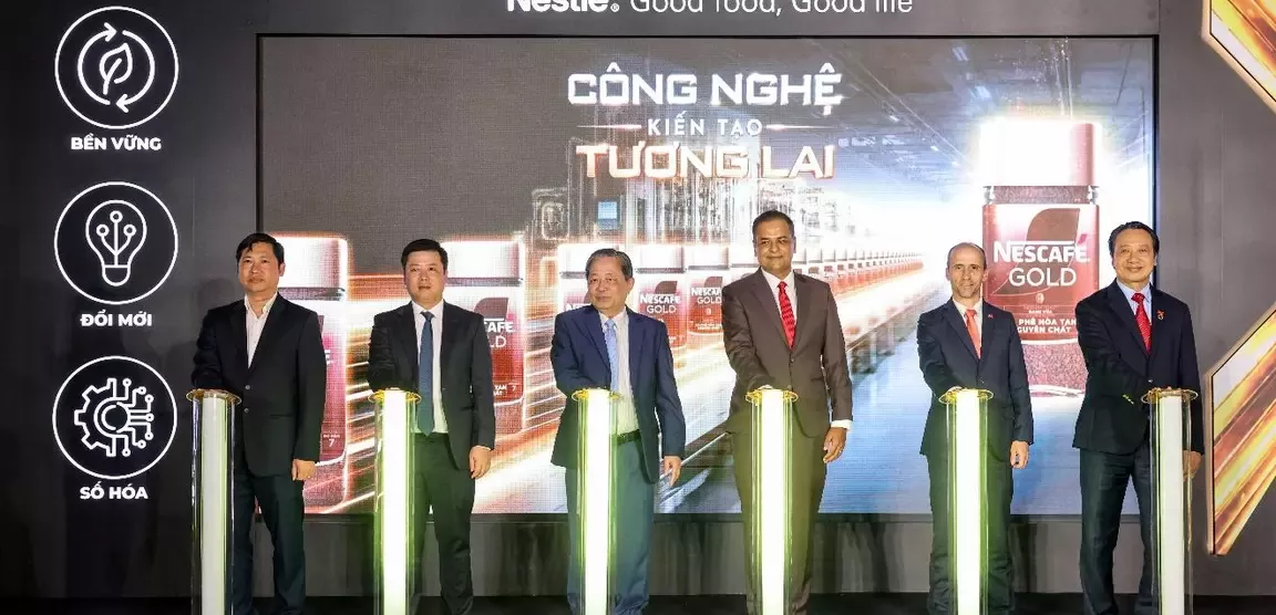 Dây chuyền đóng gói cà phê hòa tan trong hũ thủy tinh tại Nhà máy Nestlé Trị An, Đồng Nai.