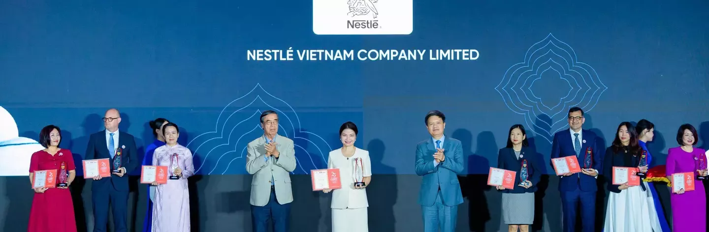 Nestlé Việt Nam được vinh danh _Top 10 Doanh nghiệp FDI phát triển bền vững_ tại hạng mục Phát triển Chuỗi giá trị Nông nghiệp bền vững tại Lễ trao giải Rồng vàng