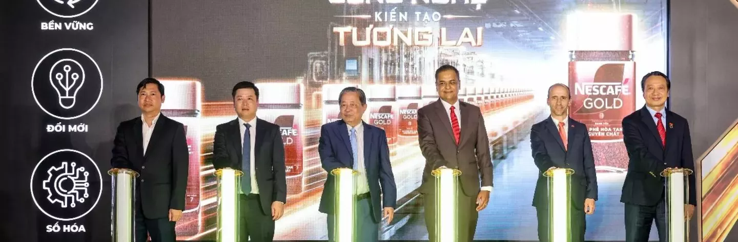 Dây chuyền đóng gói cà phê hòa tan trong hũ thủy tinh tại Nhà máy Nestlé Trị An, Đồng Nai.