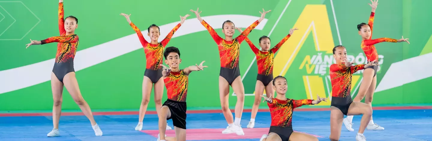 Aerobic là một môn thể thao khó với nhiều động tác hình thể phức tạp, đòi hỏi các em phải kiên trì tập luyện và phối hợp tốt cùng tập thể