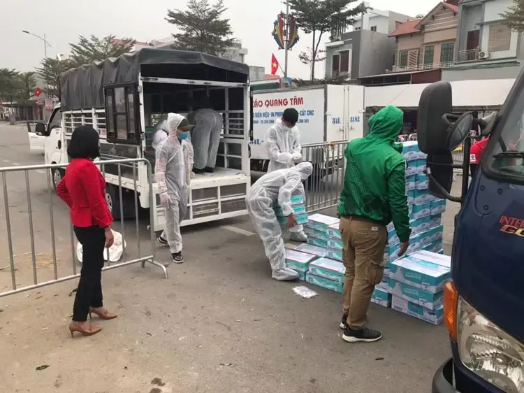 10Nestle-ban-giao-san-pham-tai-diem-cach-ly-Huyen-Kinh-Mon-1