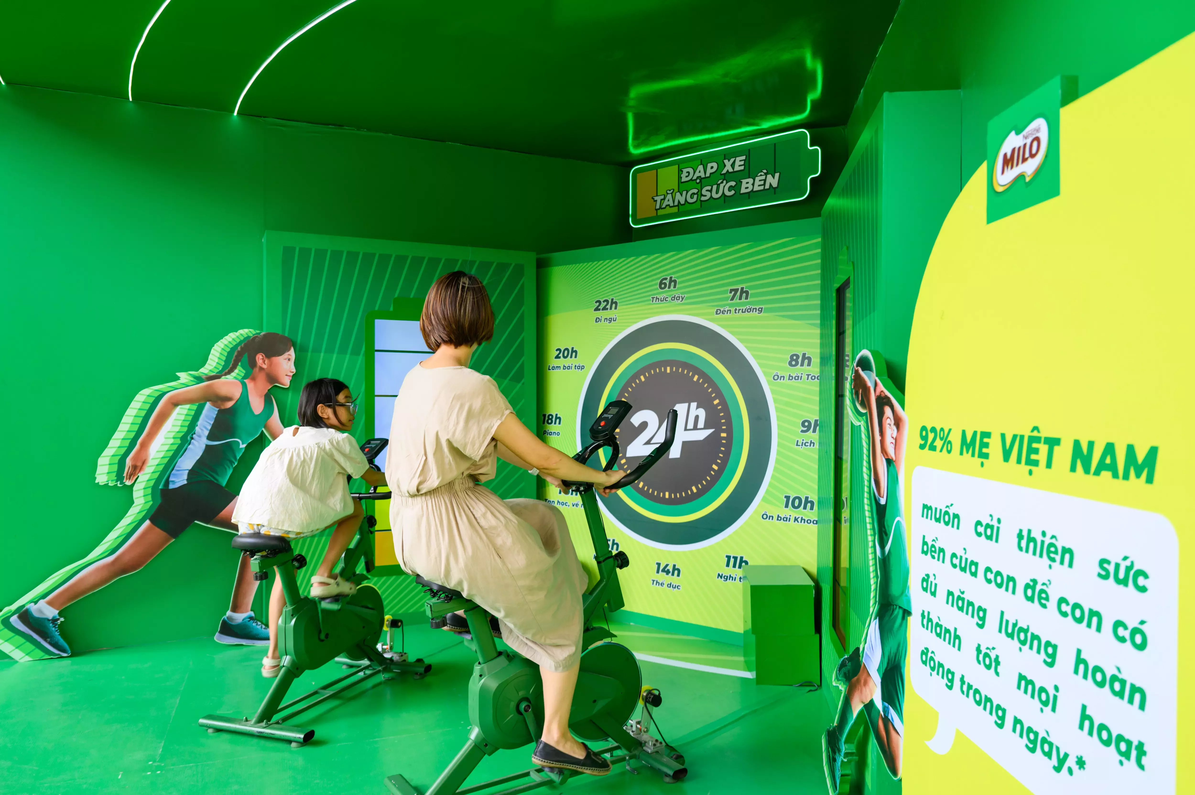 Mẹ và bé chọn tăng sức bền với bộ môn đạp xe tại khu vực Tập luyện thể thao