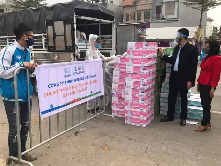 11Nestle-ban-giao-san-pham-tai-diem-cach-ly-Huyen-Kinh-Mon-2