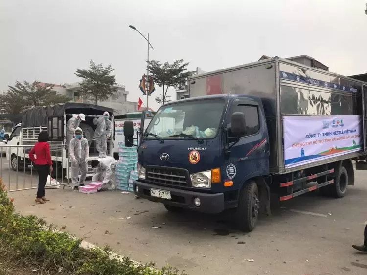 15Nestle-ban-giao-san-pham-tai-cac-diem-cach-ly-tai-tp-Chi-Linh-Hai-Duong-2