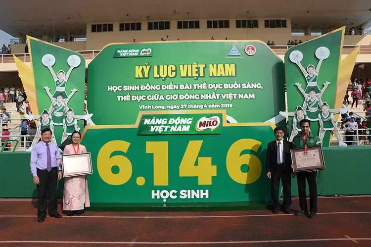 1Màn thể dục đồng diễn của học sinh Vĩnh Long