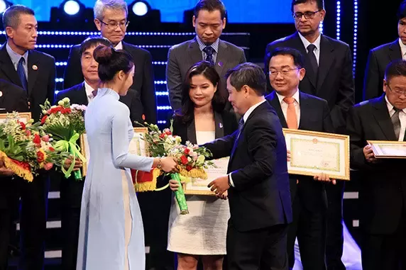 2bằng khen thành tích xuất sắc trong hoạt động đầu tư