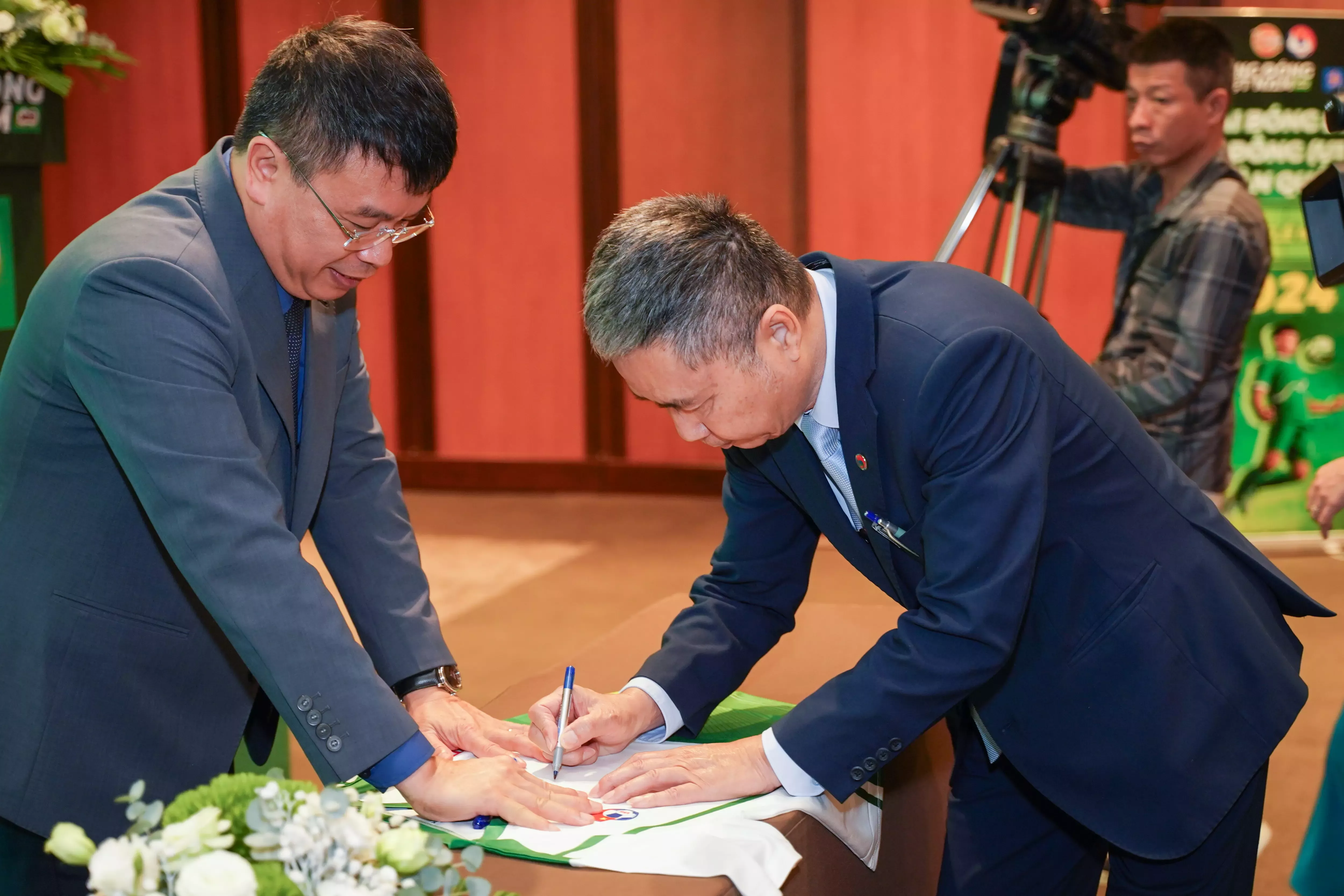 Đoàn Chủ tịch ký tặng mẫu áo thi đấu mùa Giải 2024 cho đại diện cầu thủ Nhi đồng (U11) Hà Nội