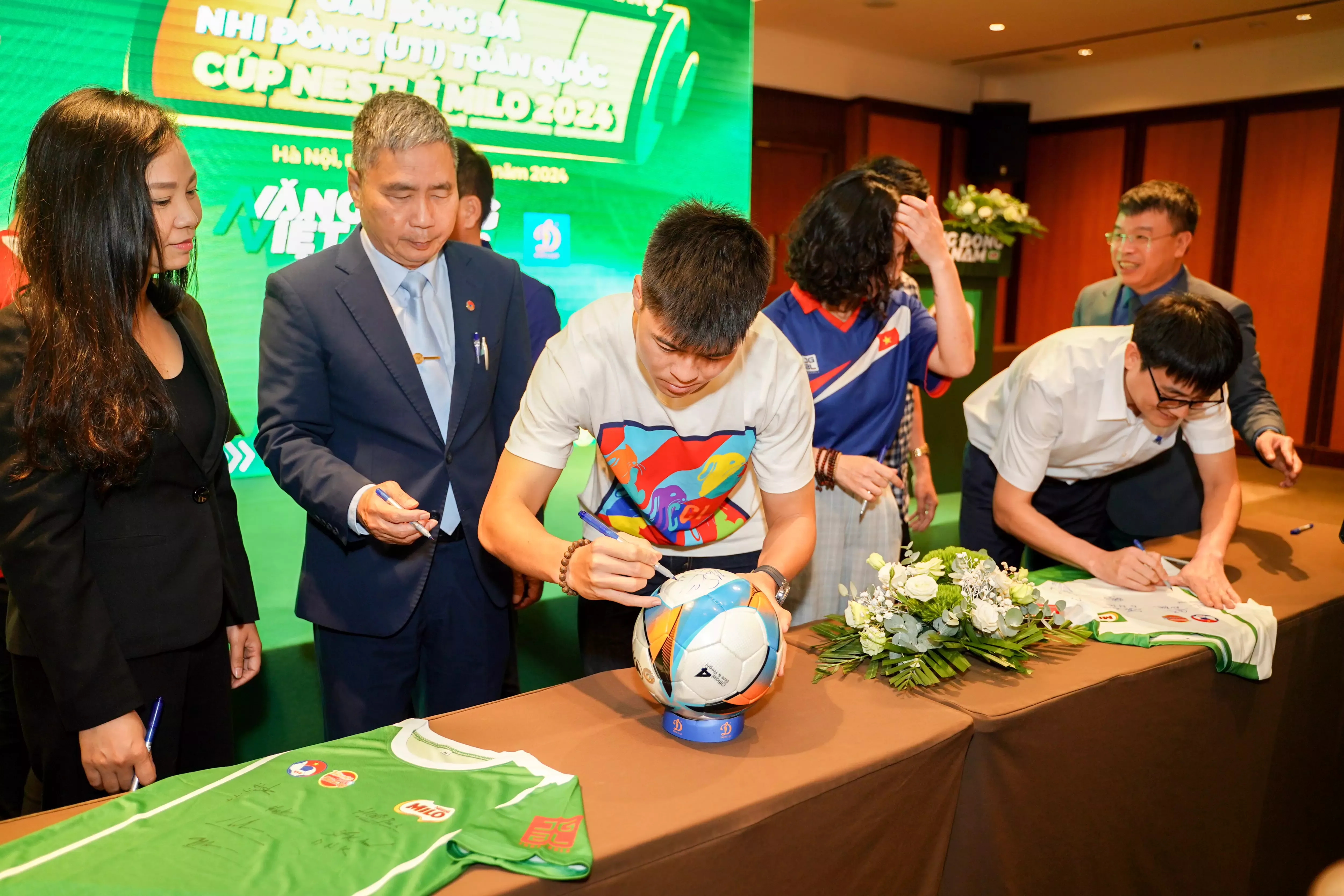 Đoàn Chủ tịch ký tặng mẫu áo thi đấu mùa Giải 2024 cho đại diện cầu thủ Nhi đồng (U11)