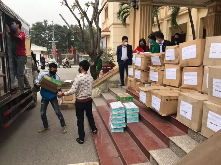 4Dai-dien-Nestle-trao-tang-san-pham-UBND-huyen-nam-sach-hai-duong-1