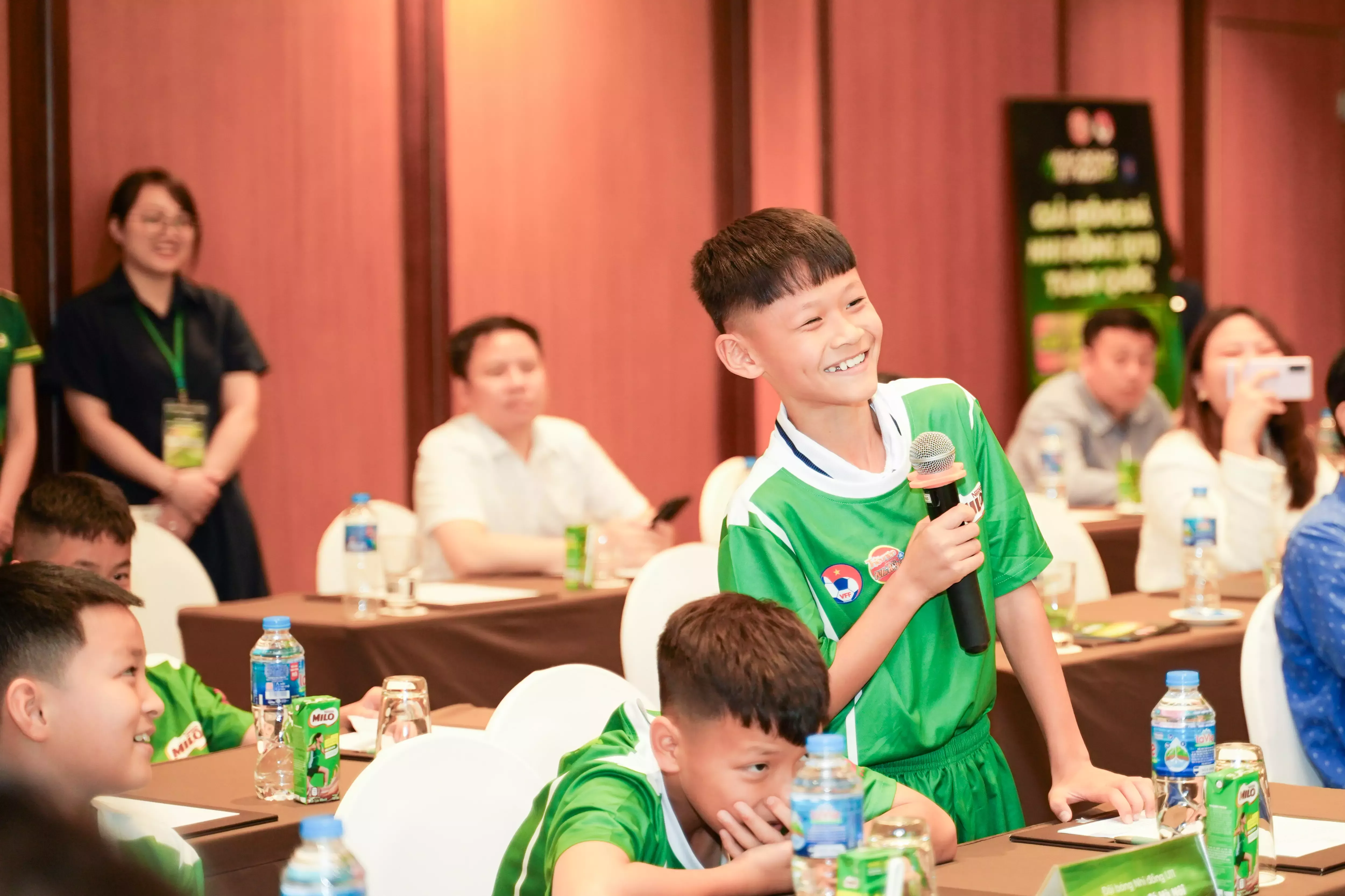 Các cầu thủ nhí tham gia đặt câu hỏi cho Ban tổ chức Giải và cầu thủ Duy Mạnh