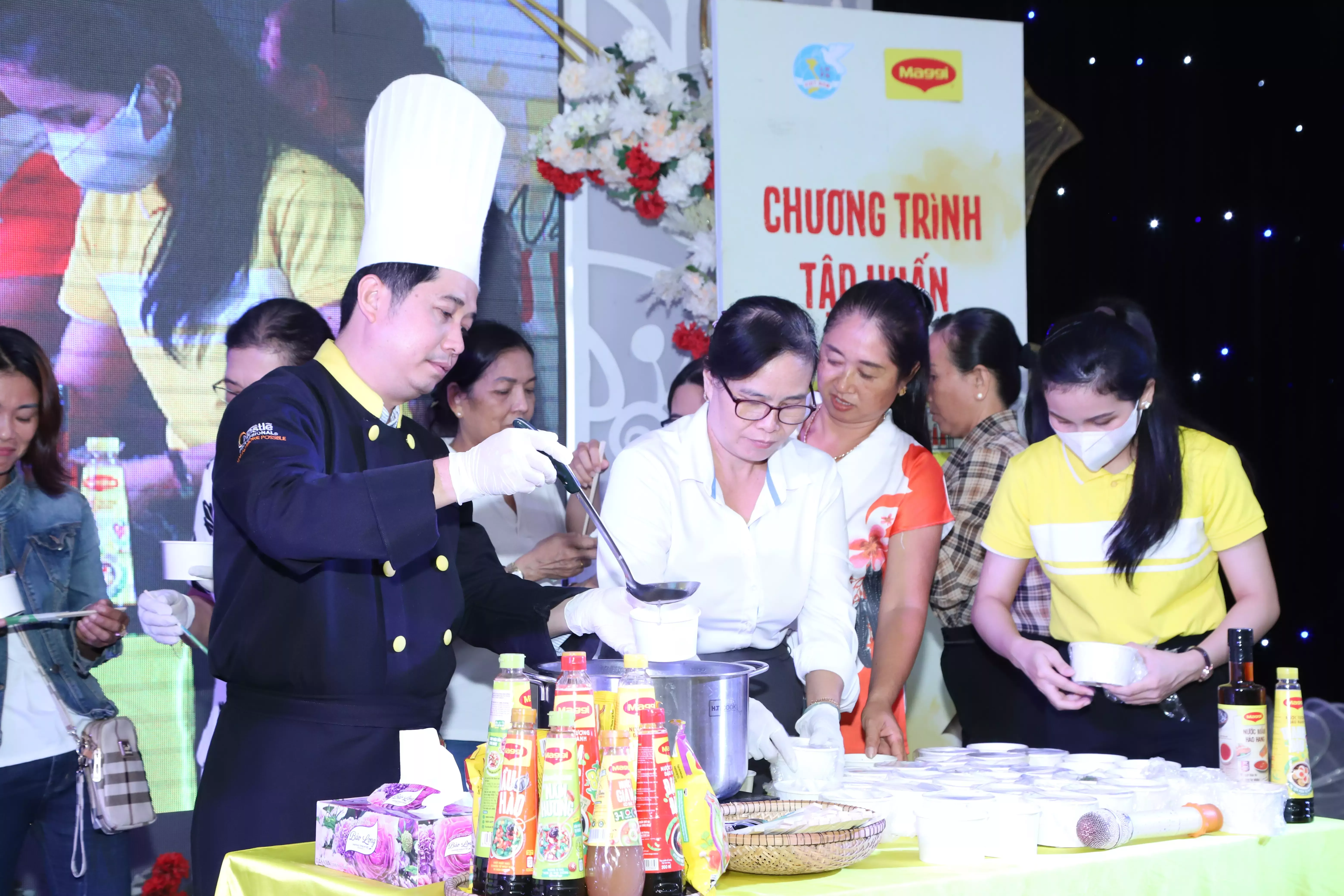Các chị em hội viên được đầu bếp chuyên nghiệp của chương trình hướng dẫn