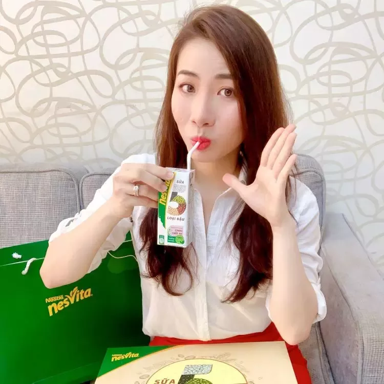 Sữa Nestlé Nesvita 5 loại đậu tiên phong sử dụng ống hút giấy bảo vệ môi trường