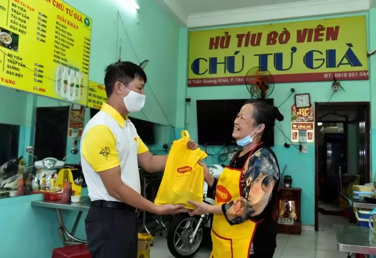 Nestlé hỗ trợ 22.000 cửa hàng nhỏ, quán ăn và căng-tin trường học vượt khó thời COVID-19