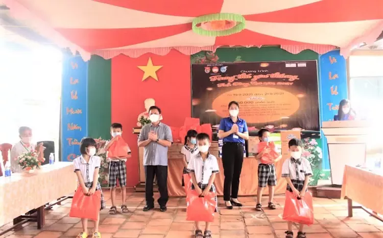 Nestlé trao tặng quà cho thiếu nhi 1