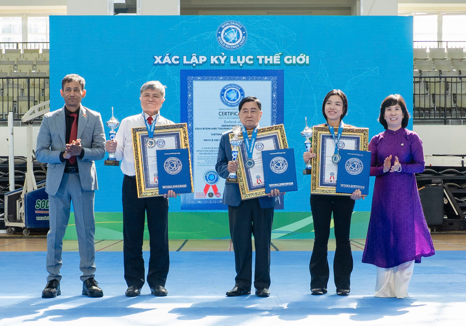Đại diện đơn vị tổ chức, công bố và xác lập kỷ lục Thế giới - Worldkings trao bằng chứng nhận đến các đơn vị đồng sở hữu Kỷ l