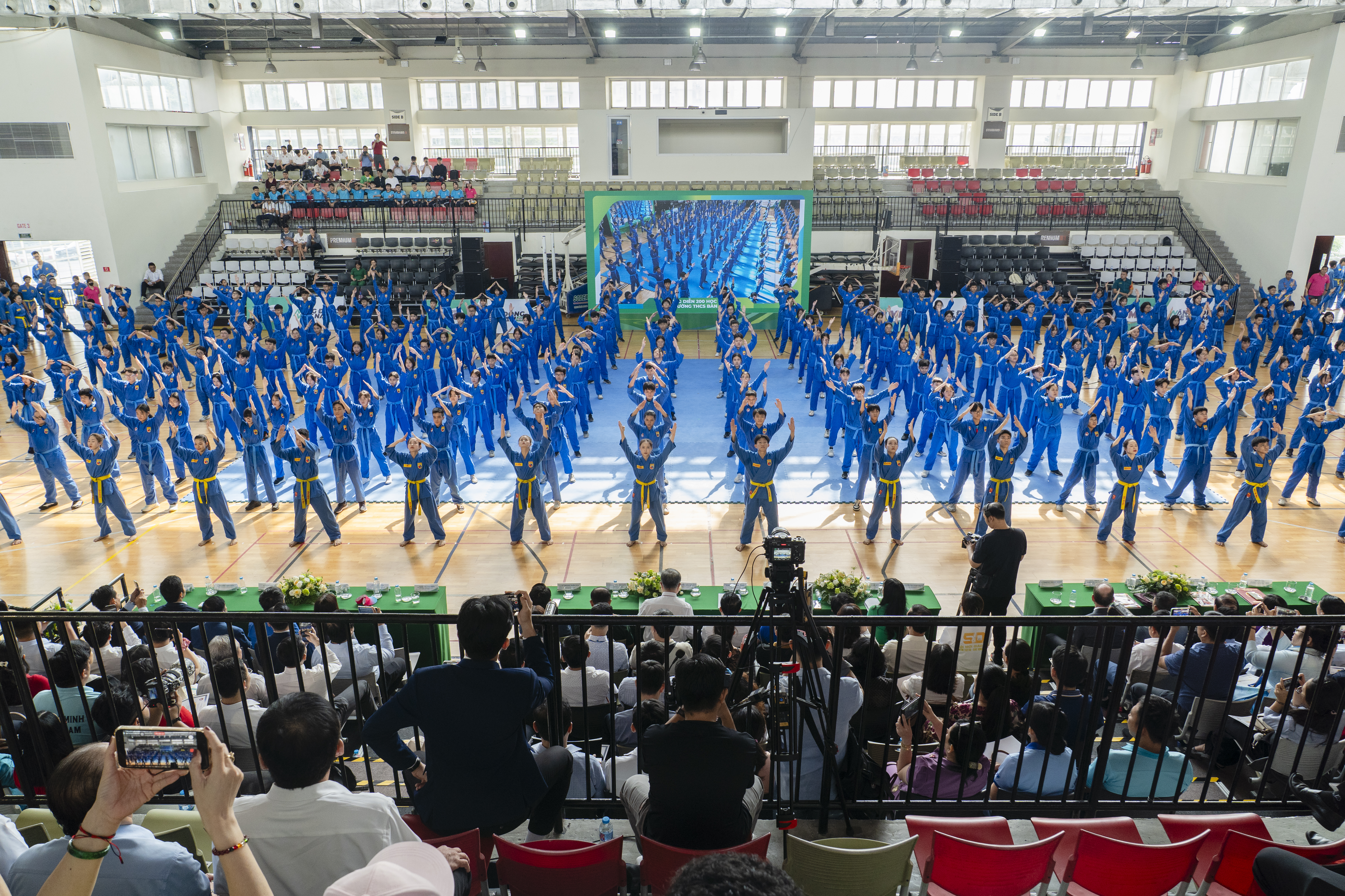 Chương trình đồng diễn Vovinam của 200 em học sinh trường THCS Bàn Cờ và đại diện các vận động viên thuộc Liên đoàn Vovin